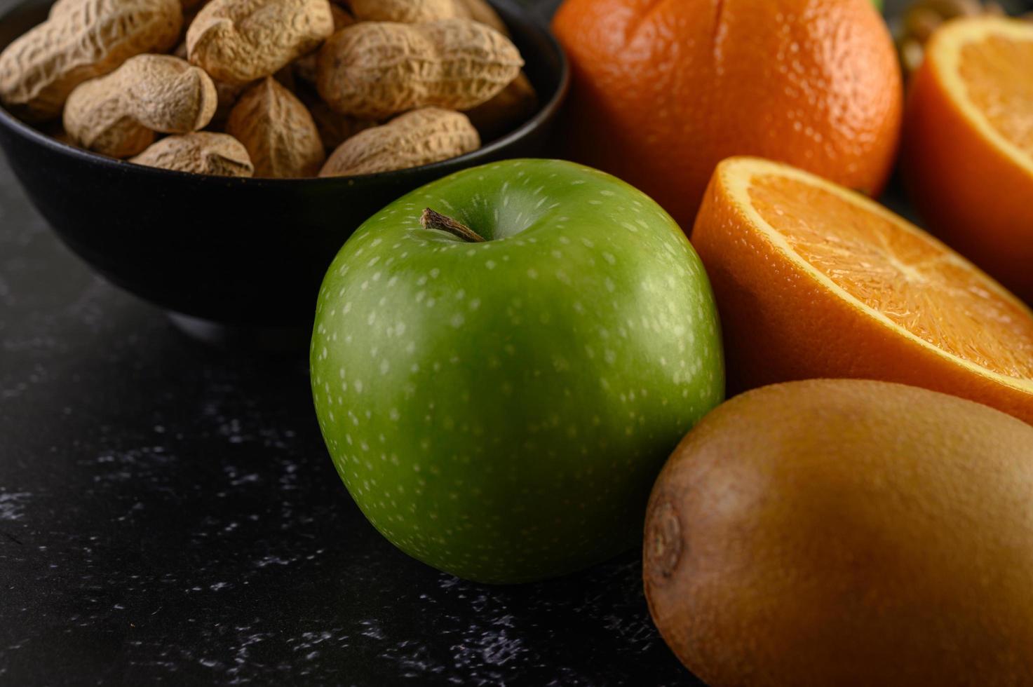 peulvruchten, fruit en zalmvissen op een houten snijplank foto