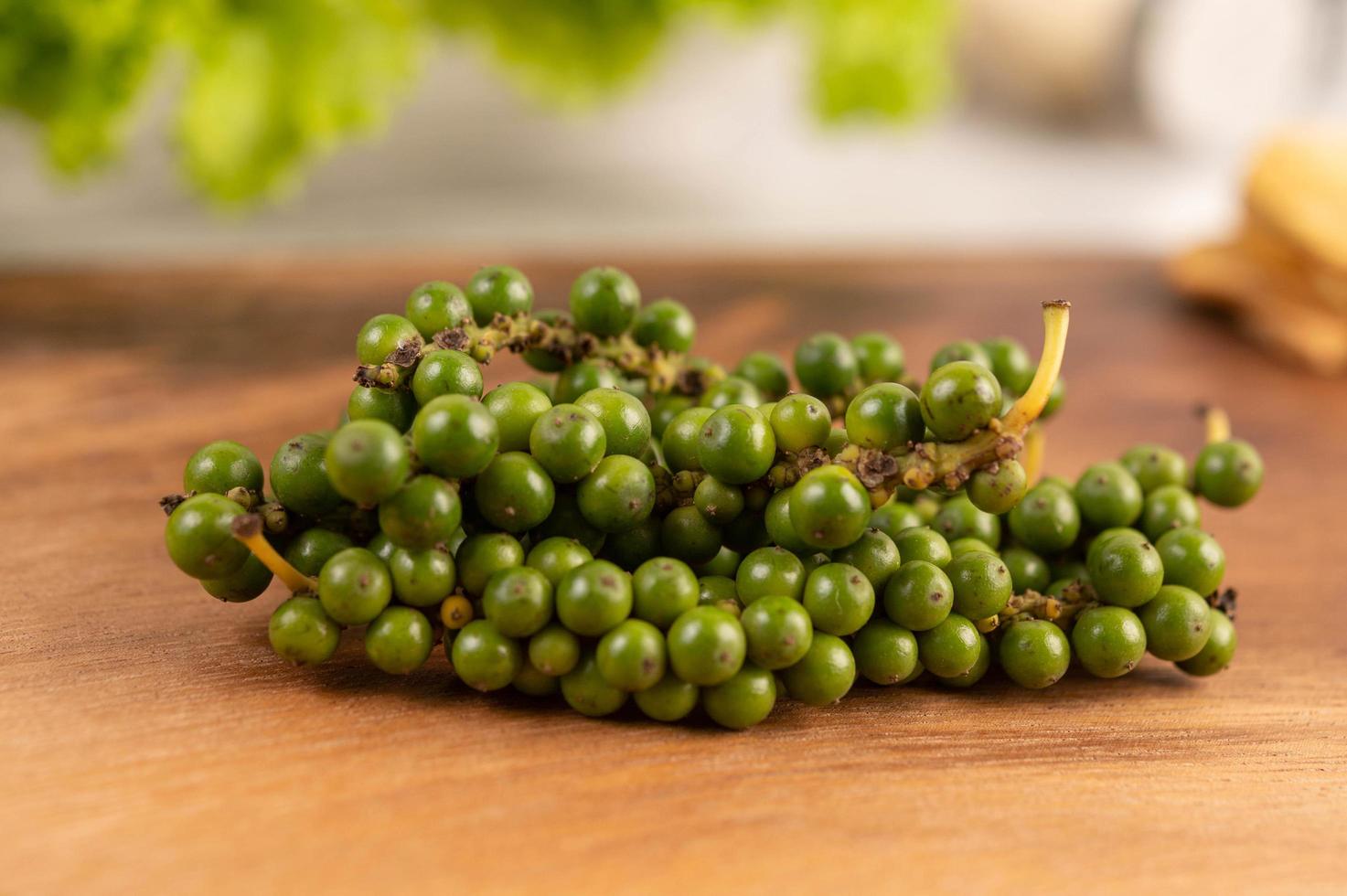 verse peper zaden op de houten tafel foto