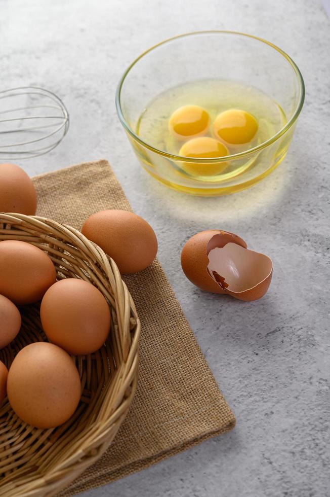 dooier eieren en olie koken een maaltijd foto