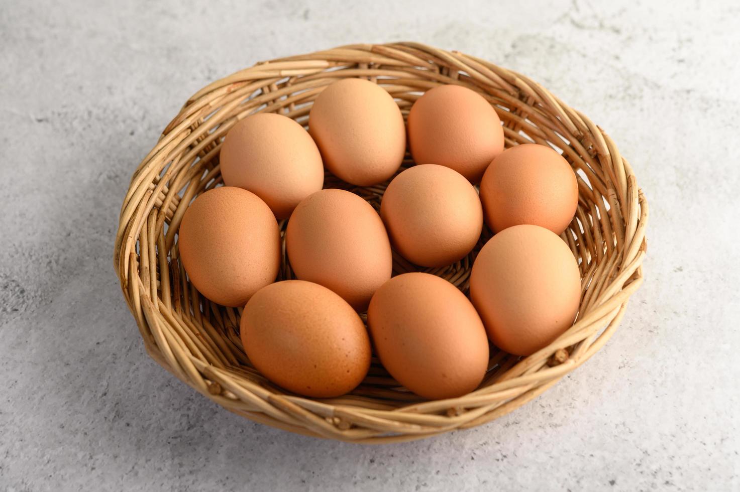 verse bruine eieren in een rieten mand foto