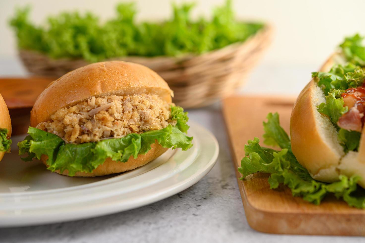 een hamburger die prachtig op een witte schaal is geplaatst foto