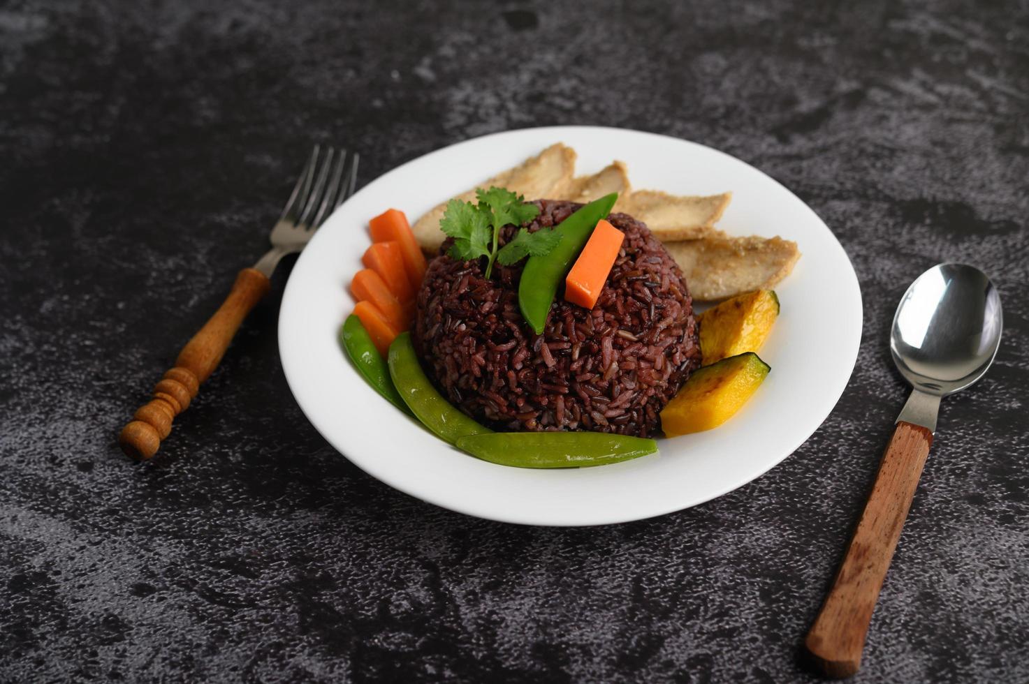 paarse rijstbessen met gegrilde kipfilet en pompoen en wortel foto