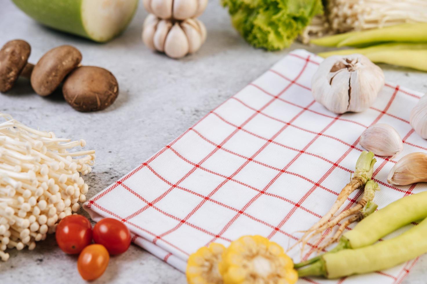 soepingrediënten zoals maïs, shiitake-paddenstoelen, tomaten, chili en knoflook foto