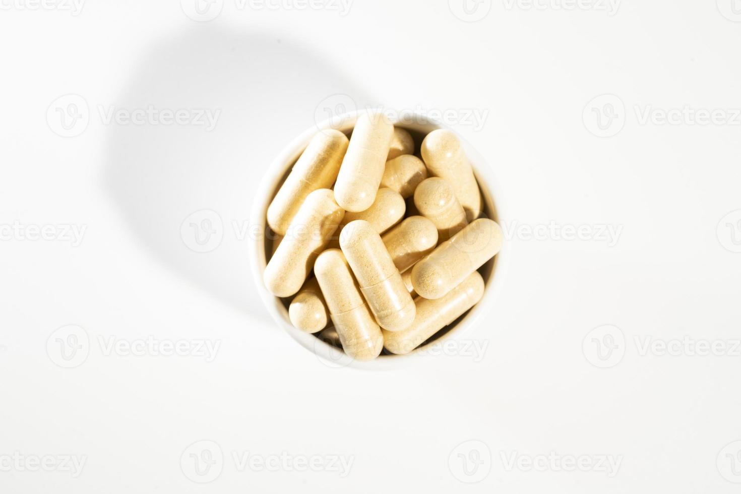 voedingssupplement olie gevulde visolie, vitamine d, omega 3, omega 6, vitamine a, vitamine e, lijnzaadolie. foto