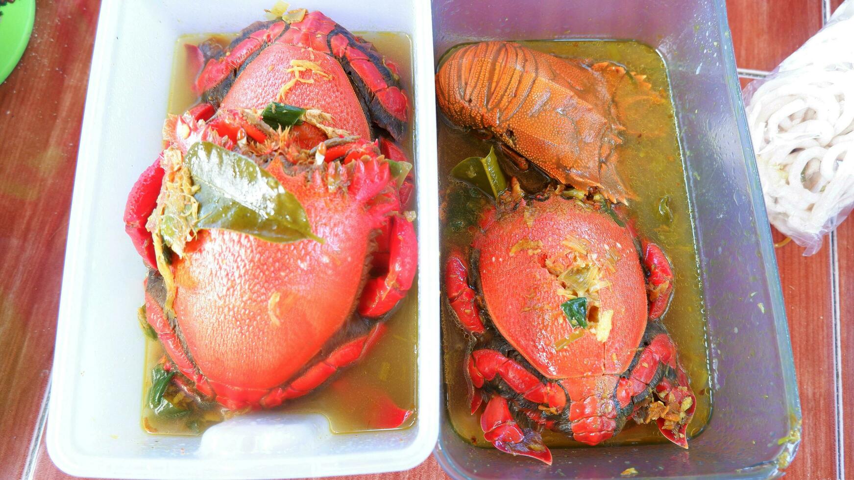 moersleutel krab soep in een picknick houder klaar naar eten, heerlijk zeevruchten foto