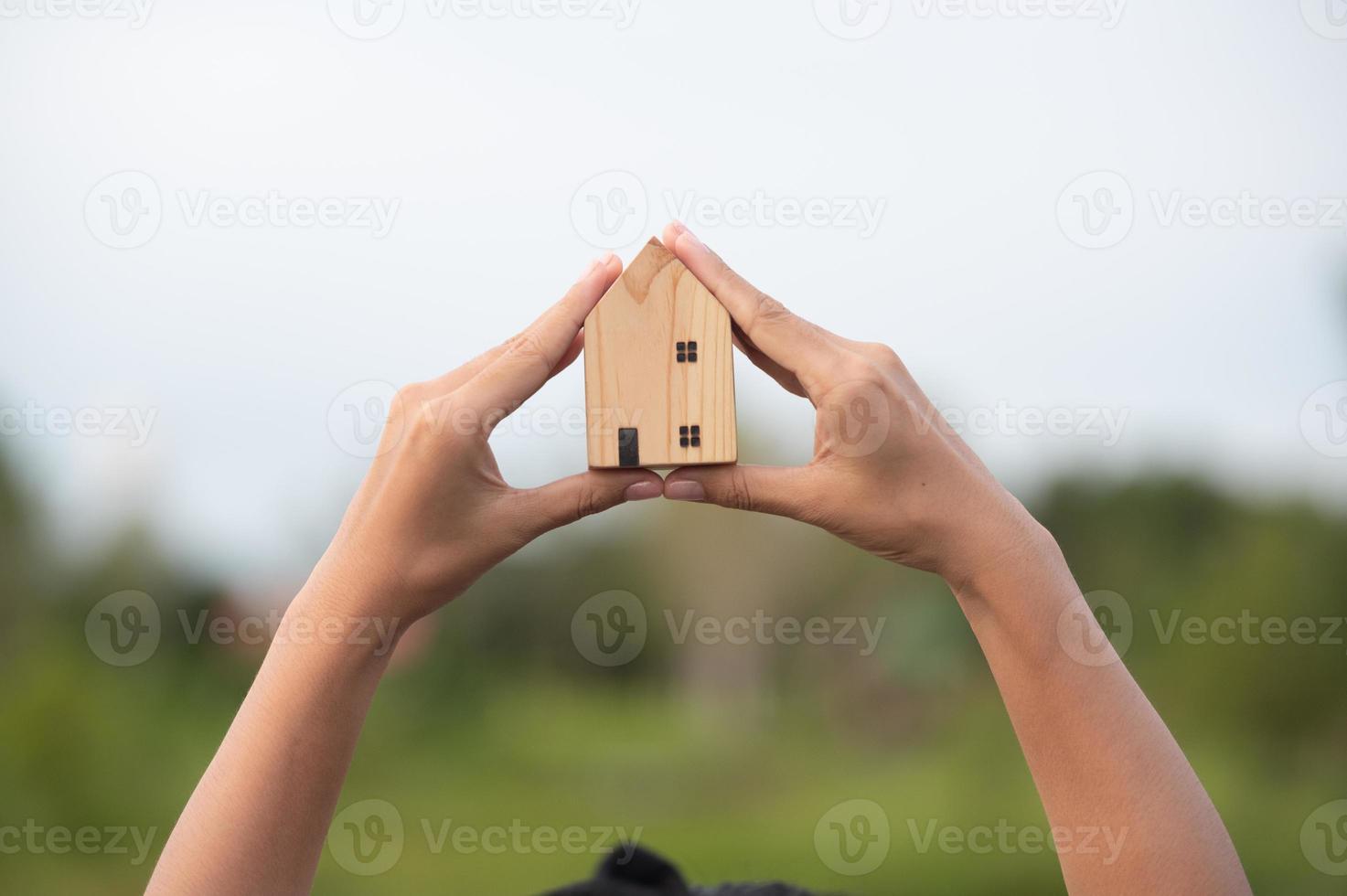 nieuw huis concept - jong familie met droom huis schaal model- in handen foto