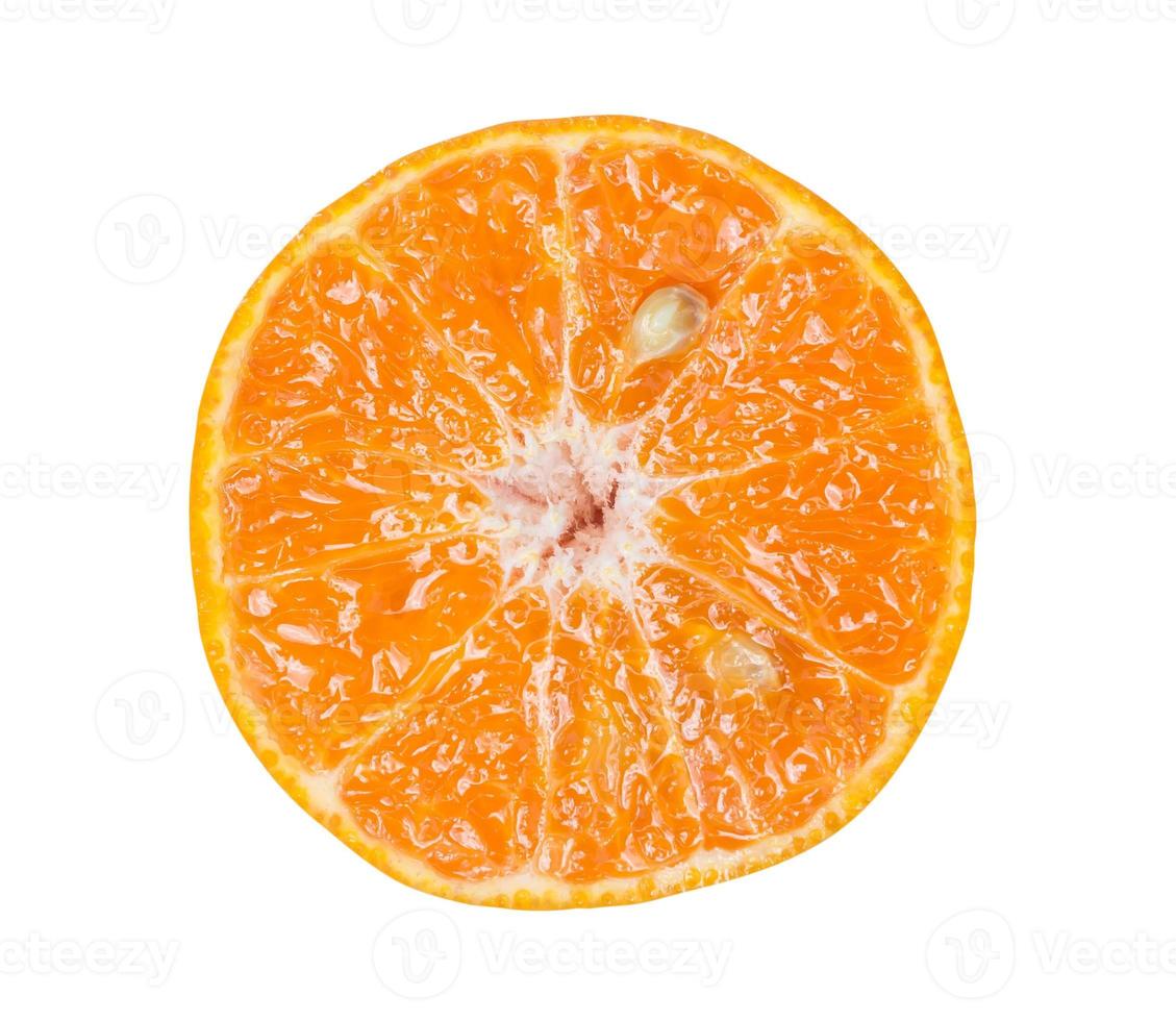 bovenaanzicht van vers sjogoen of mandarijn oranje voor de helft geïsoleerd Aan wit achtergrond met knipsel pad, concept van gezond voedsel aan het eten foto