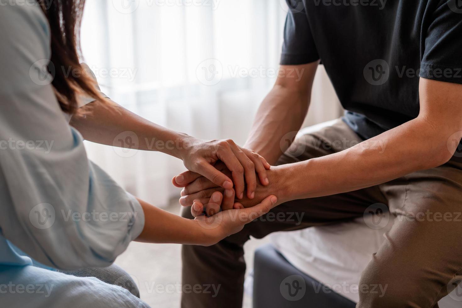 jong Mens geruststellend en ondersteunen een verdrietig vrouw wie is in echt probleem Bij huis, troost en aanmoediging concept foto