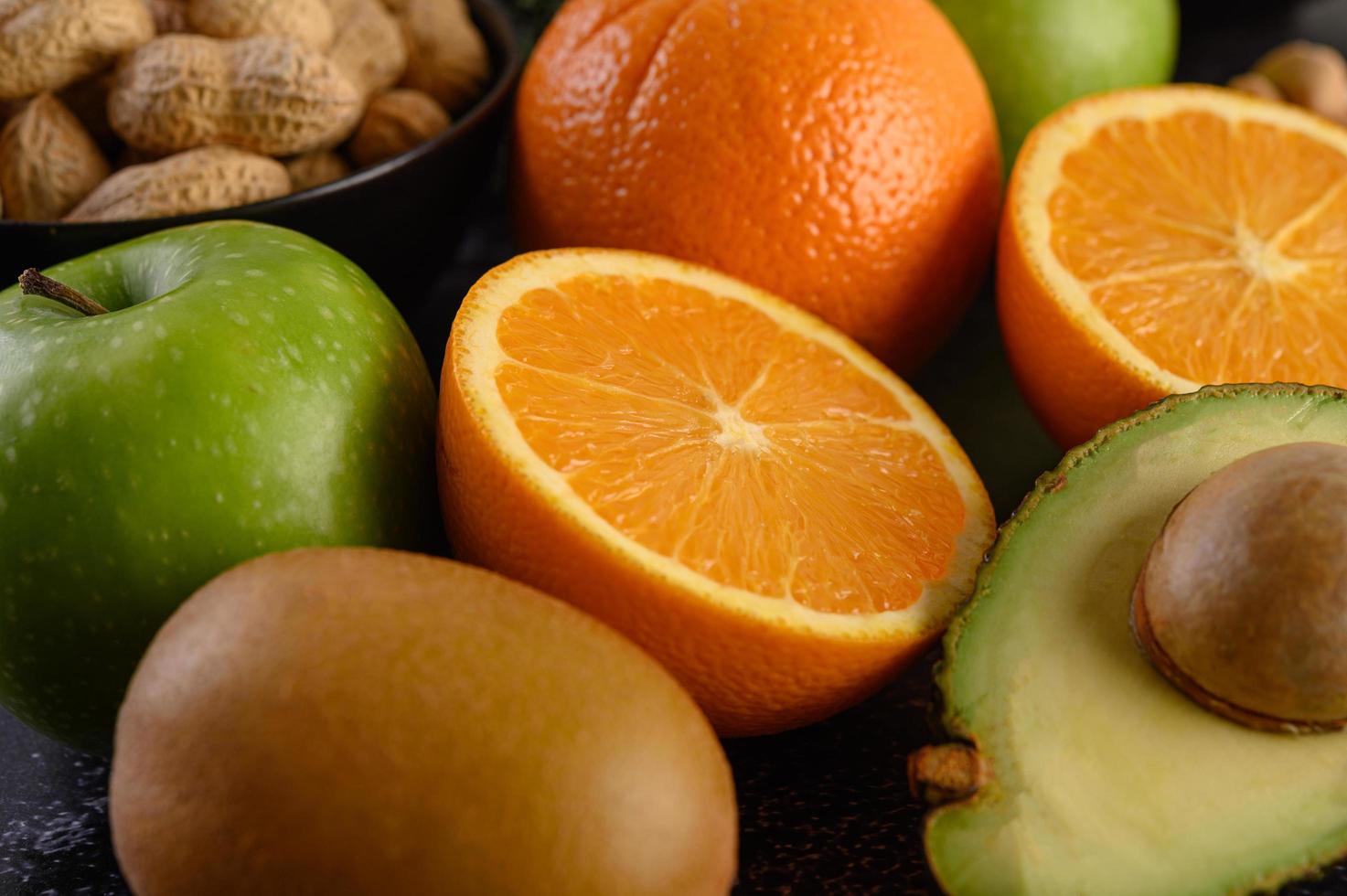 heldere close-up schijfje verse sinaasappel, appel, kiwi en avocado foto