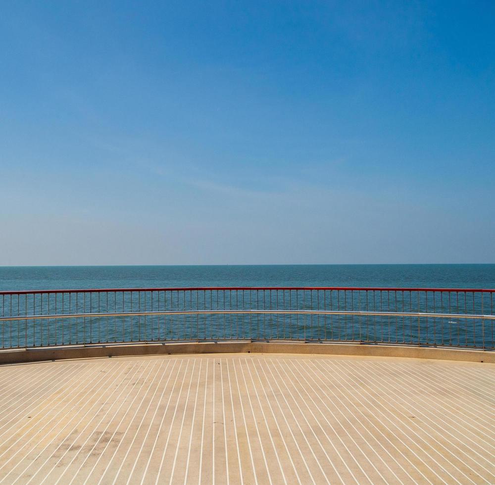 panorama khao Sam muk gezichtspunt landschap blauw zee en lucht wolk blauw achtergrond ochtend- dag kijken kalmte zomer natuur tropisch zee mooi oceen water reizen bangsaen strandat Thailand chonburi horizon foto