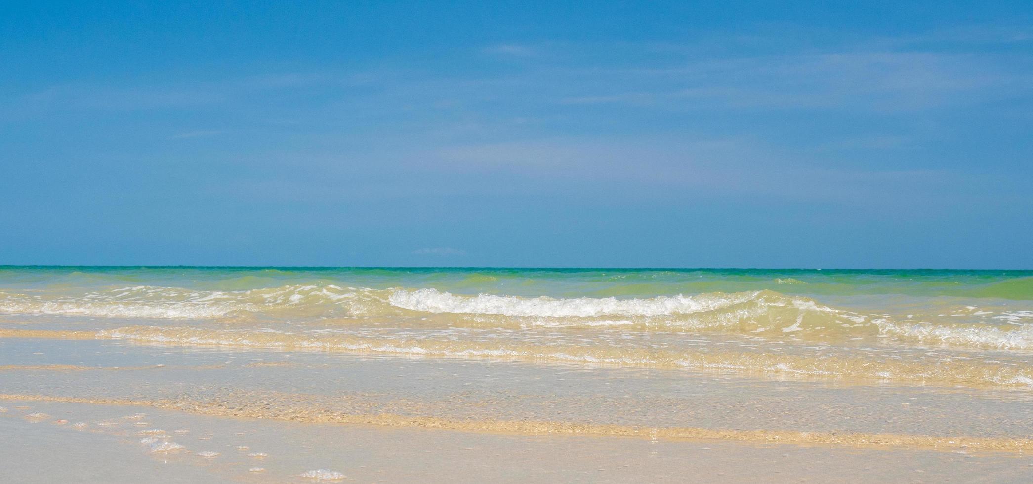 visie zomer landschap suan zoon strand heeft schoon wit zand strand uitrekken langs kust golf Thailand oosten- land en Doorzichtig luchten, geschikt voor ontspanning, vakantie in Thailand Rayong foto