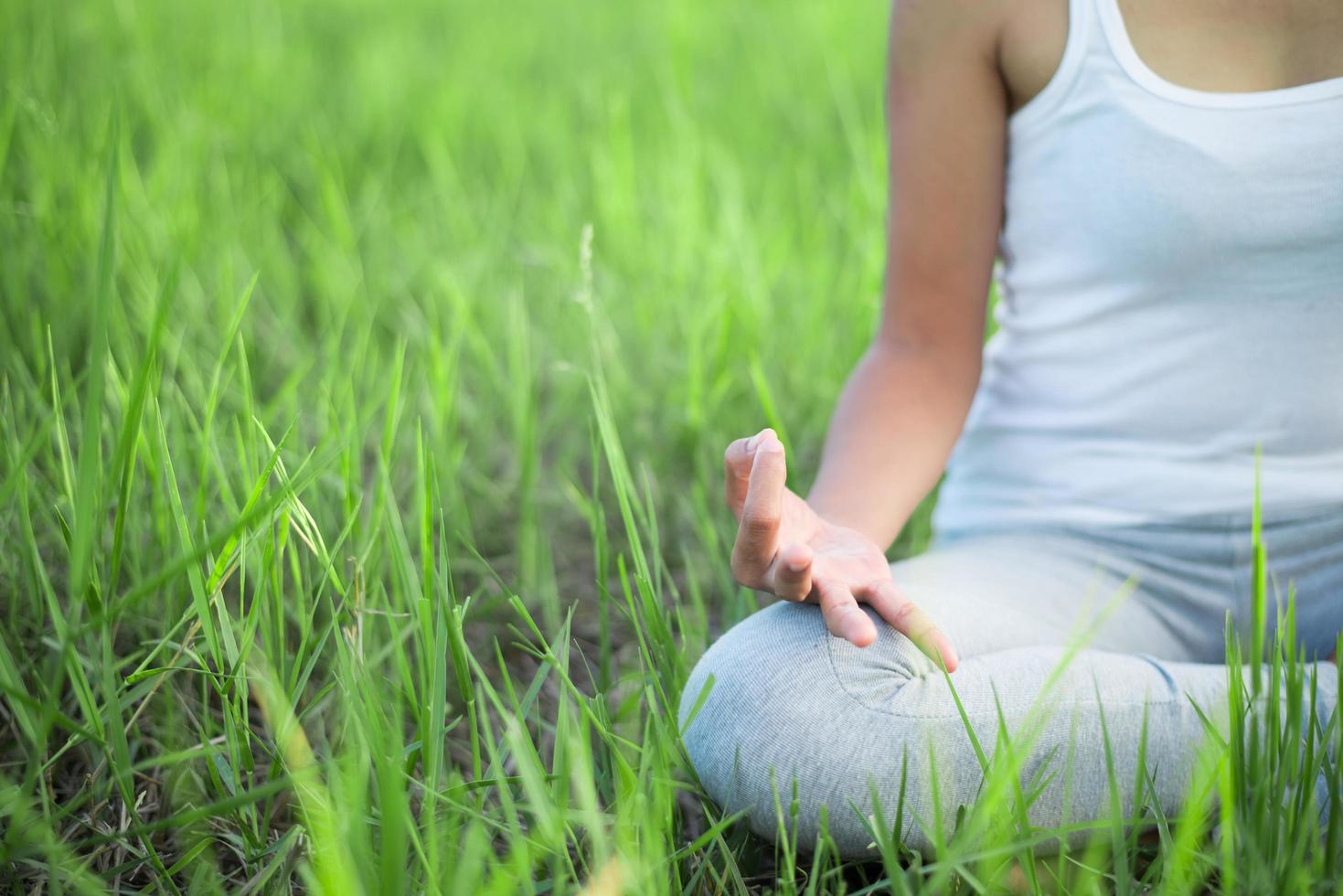 yoga vrouw in de lotushouding in een zonnige weide foto