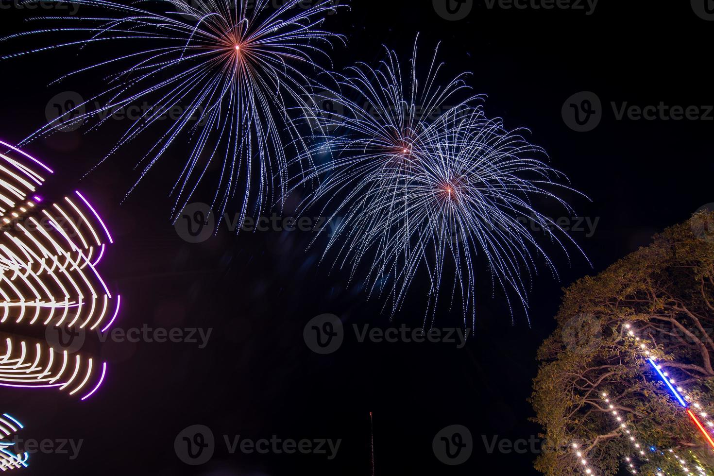 vuurwerk over- de tempel in de donker lucht foto