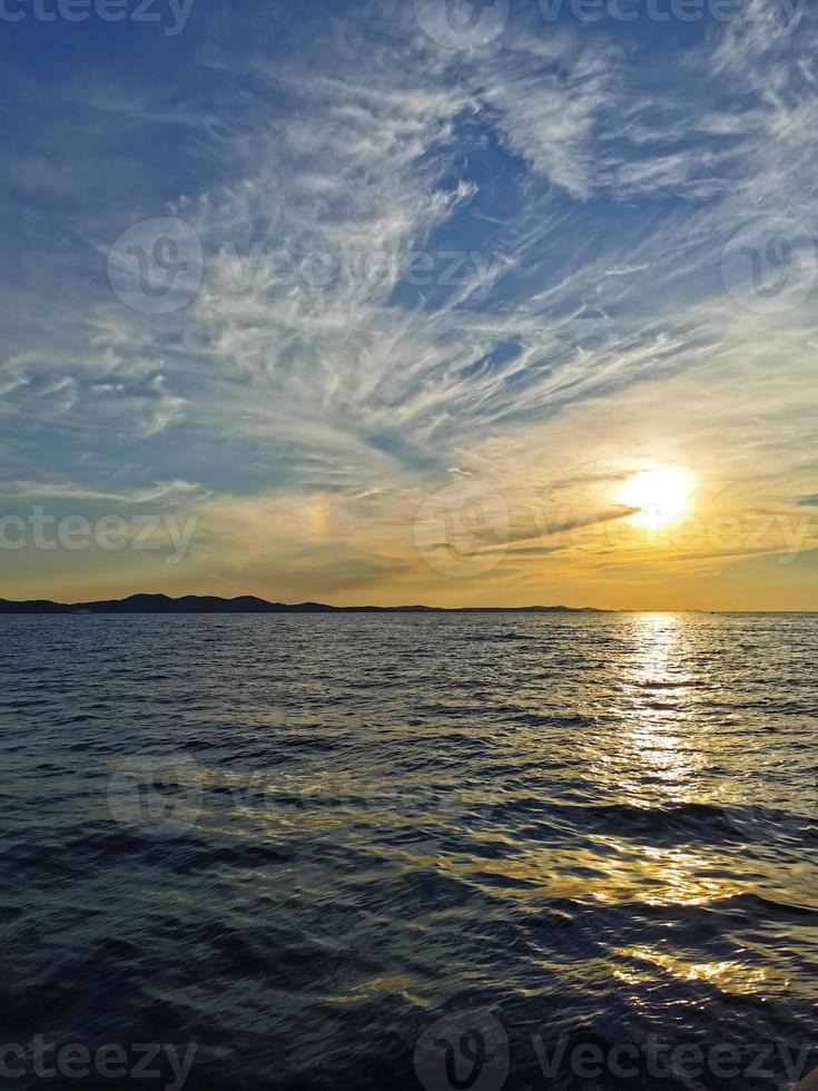 oranje zonsondergang Aan de zee kust foto