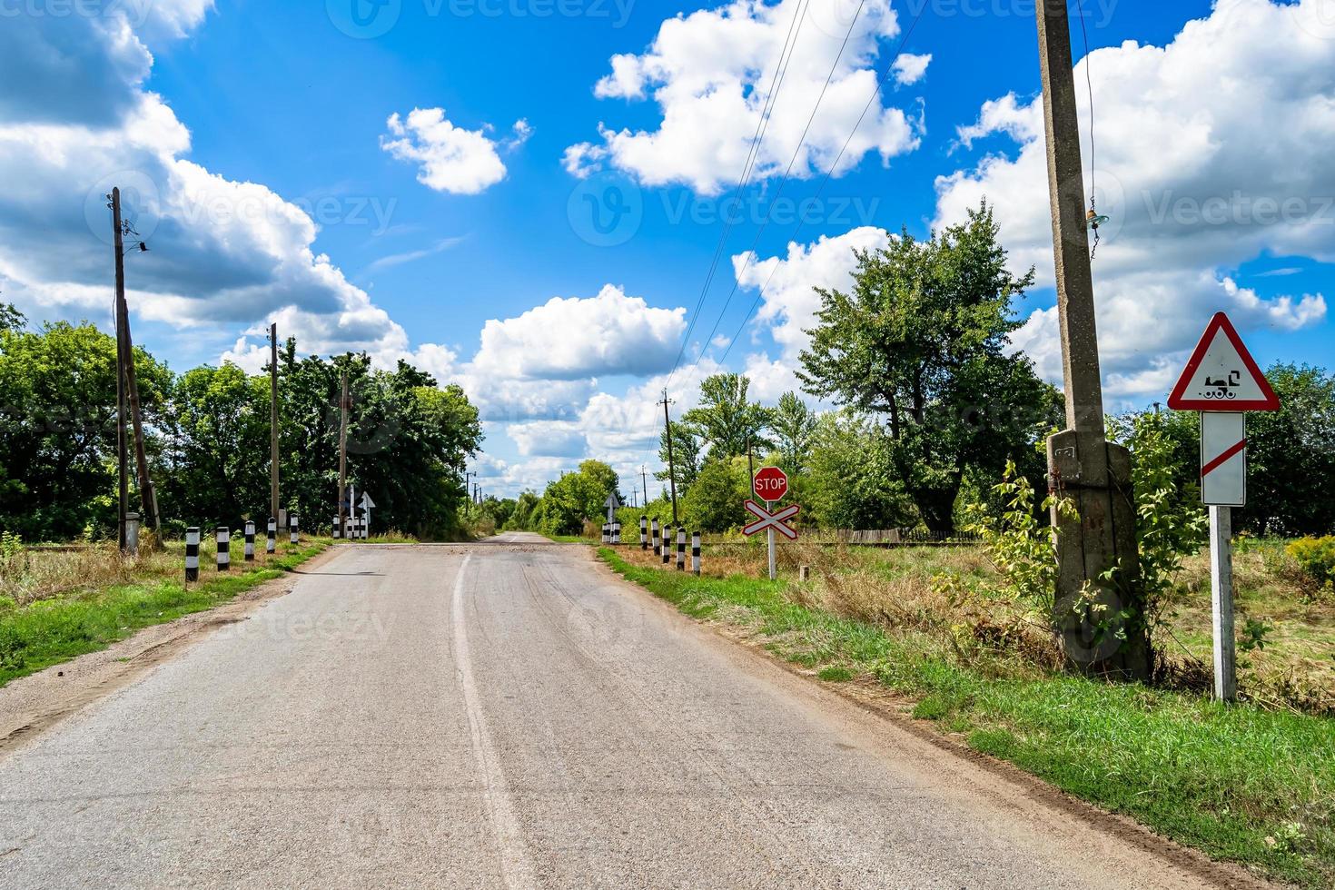 fotografie naar thema spoorweg bijhouden na voorbijgaan trein Aan spoorweg foto