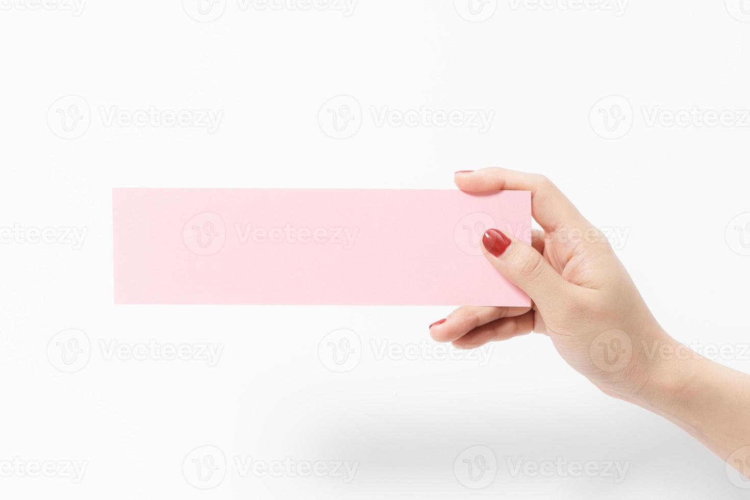 dichtbij omhoog Dames Holding roze blanco papier Aan wit achtergrond. foto