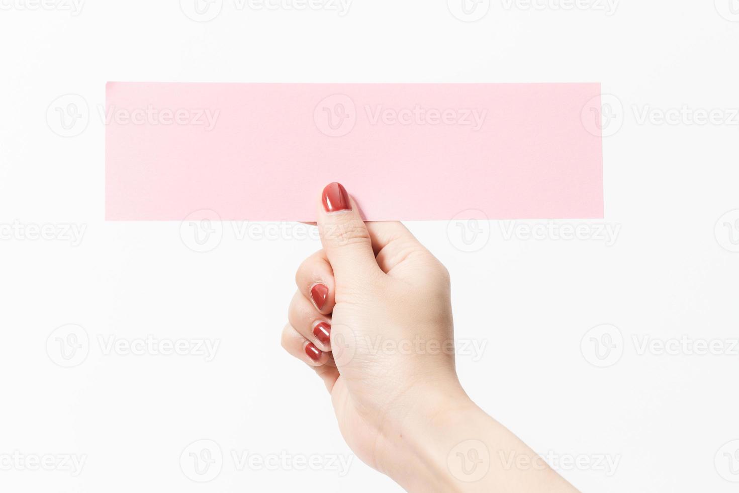 dichtbij omhoog Dames Holding roze blanco papier Aan wit achtergrond. foto