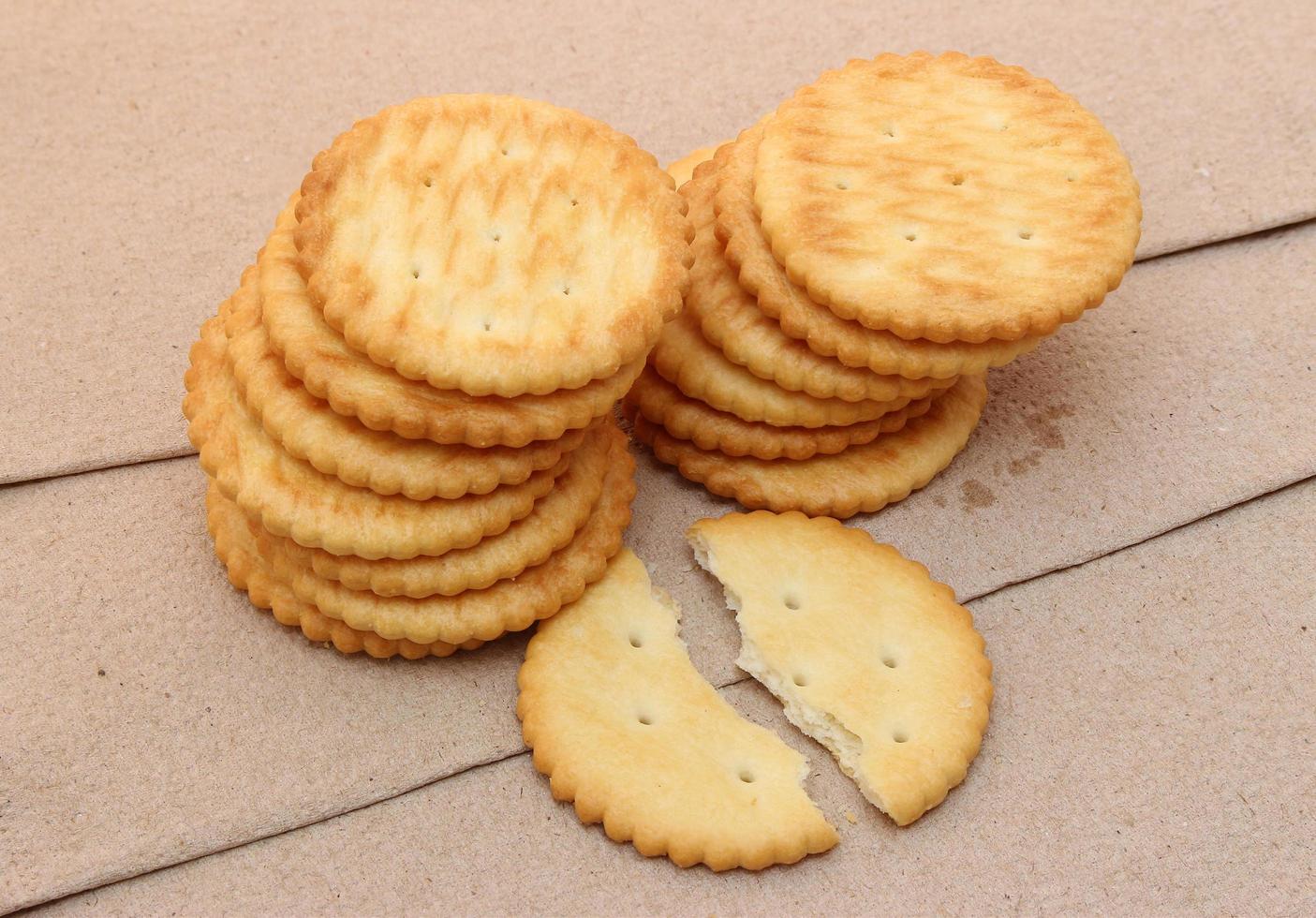 crackers op bruin oppervlak foto
