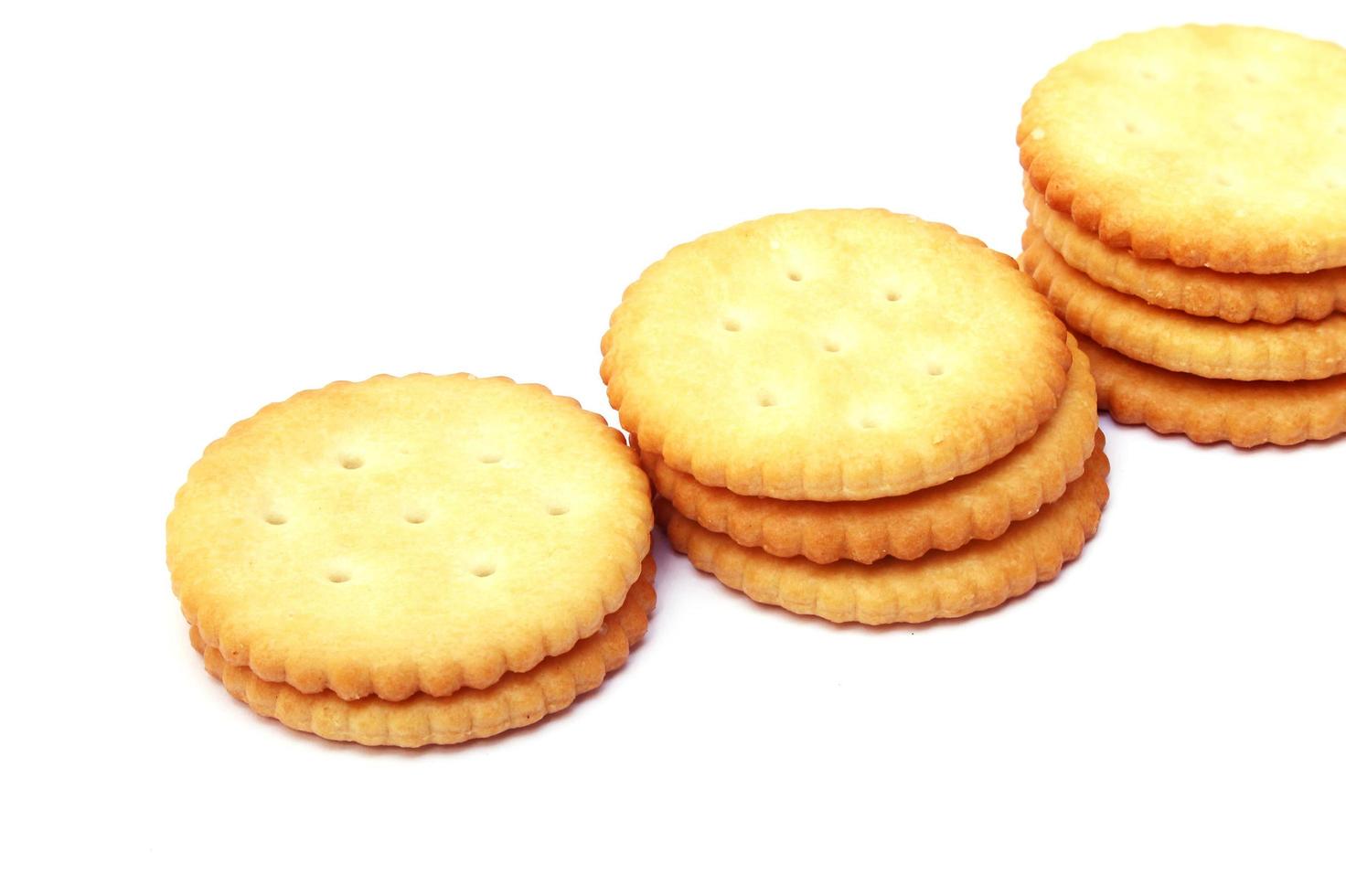 crackers op een witte achtergrond foto