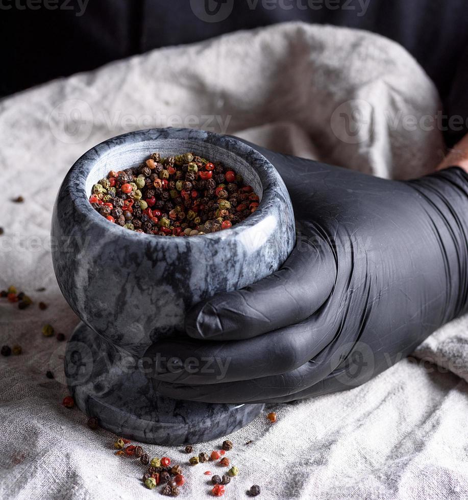 Eerlijk Jonge dame Vulgariteit koken in zwart latex handschoenen houdt een steen Mortier met een mengsel  van paprika's 19166794 Stockfoto