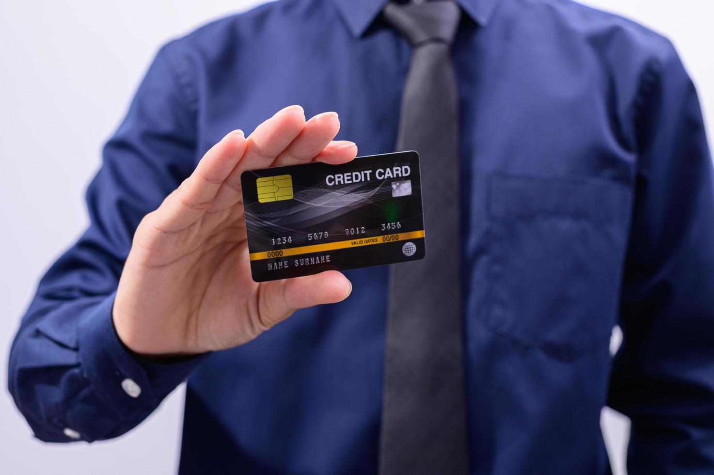 man met een zwarte creditcard foto