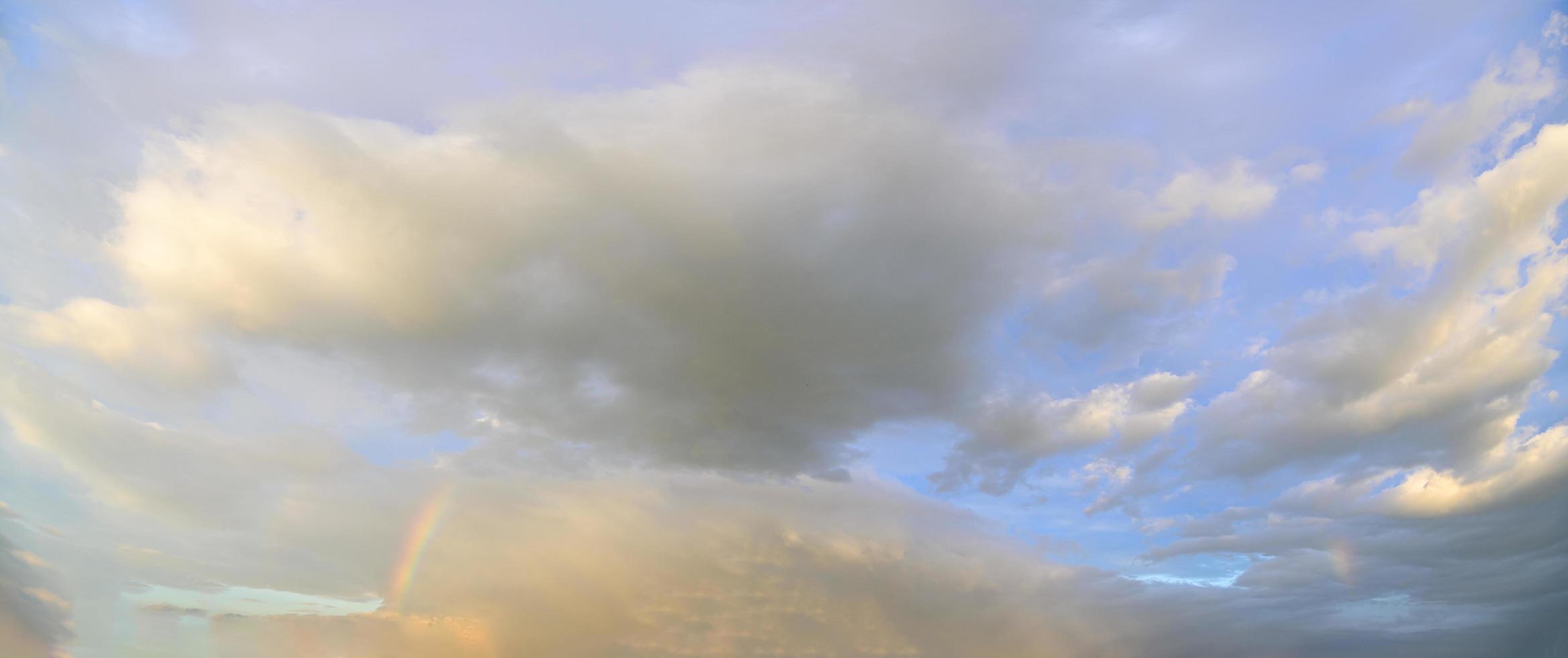 wolken in de lucht op gouden uur foto