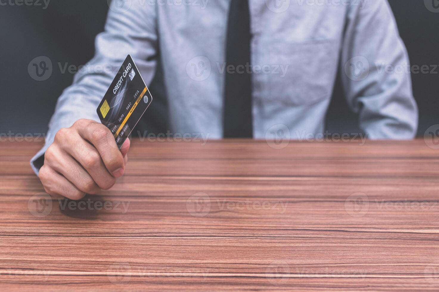 persoon met een creditcard foto