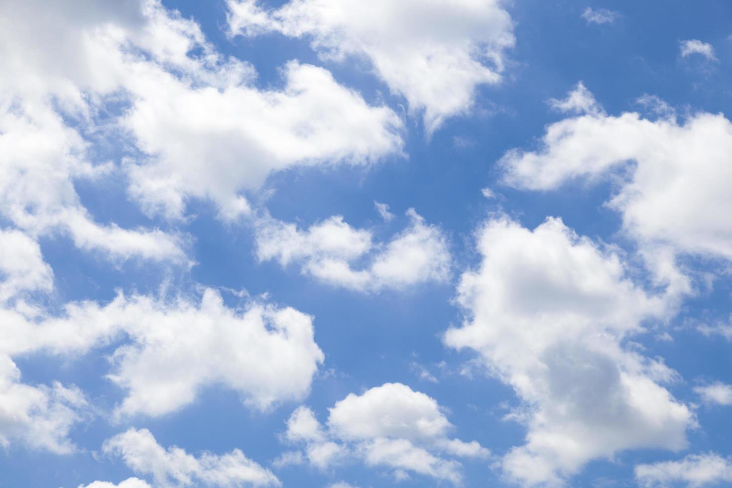 witte wolken aan de hemel foto