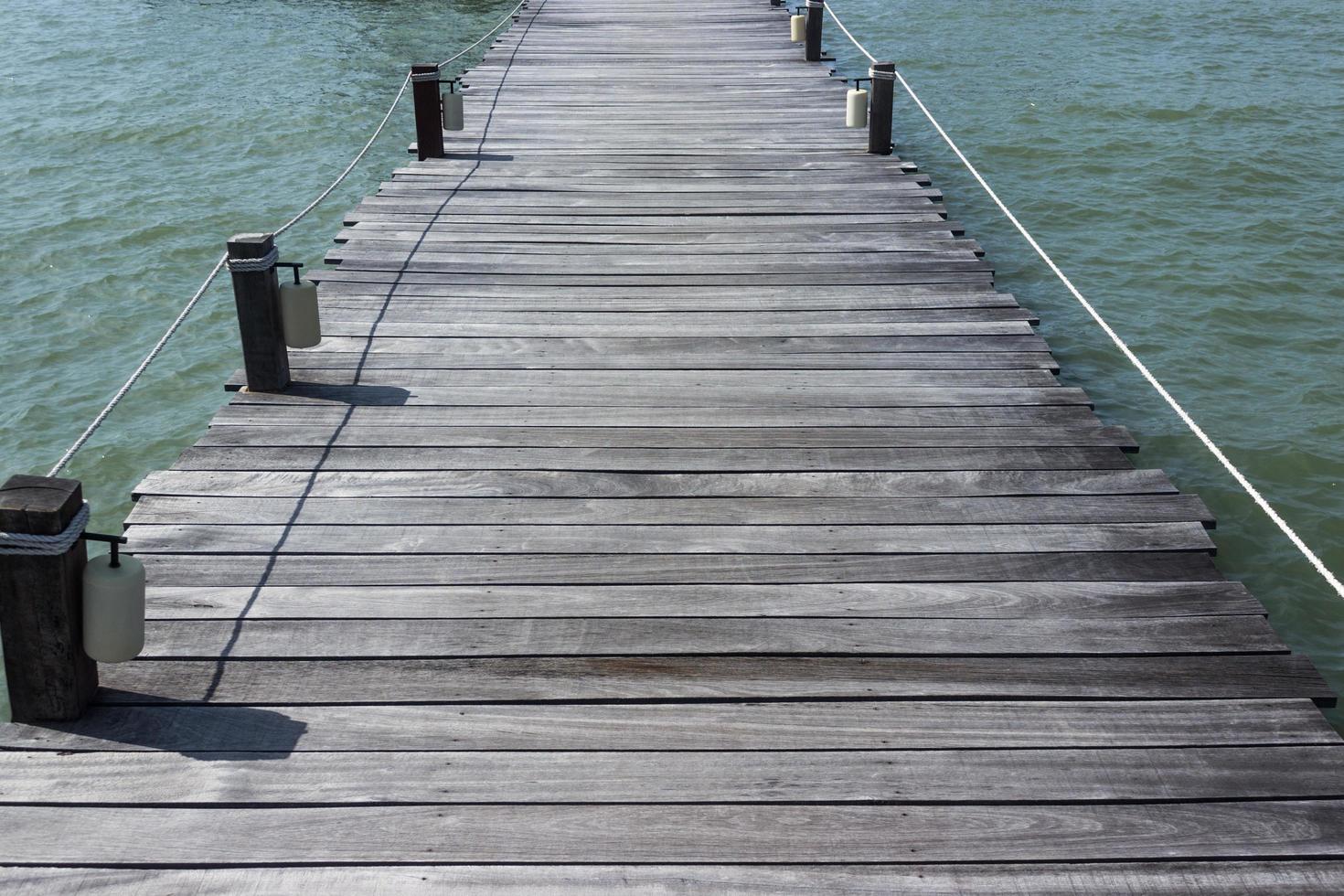 houten brug over het water foto