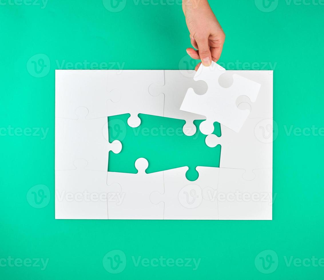 vrouw hand- zet leeg wit groot puzzels foto