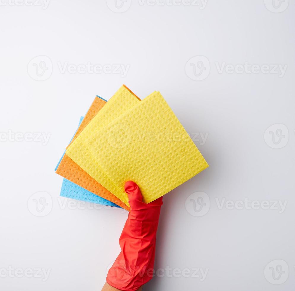 veelkleurig plein absorberend sponzen in hun handen vervelend rood rubber handschoenen foto