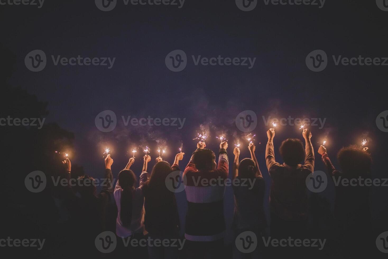 groep van jong vrienden genieten met brandend sterretje in handen samen foto