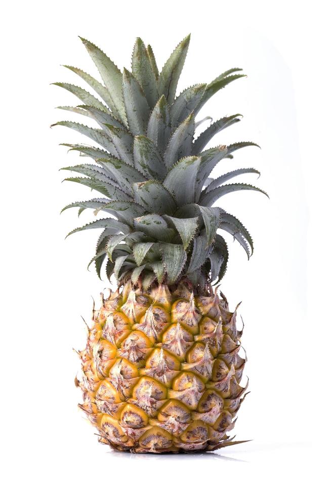 ananas op witte achtergrond foto