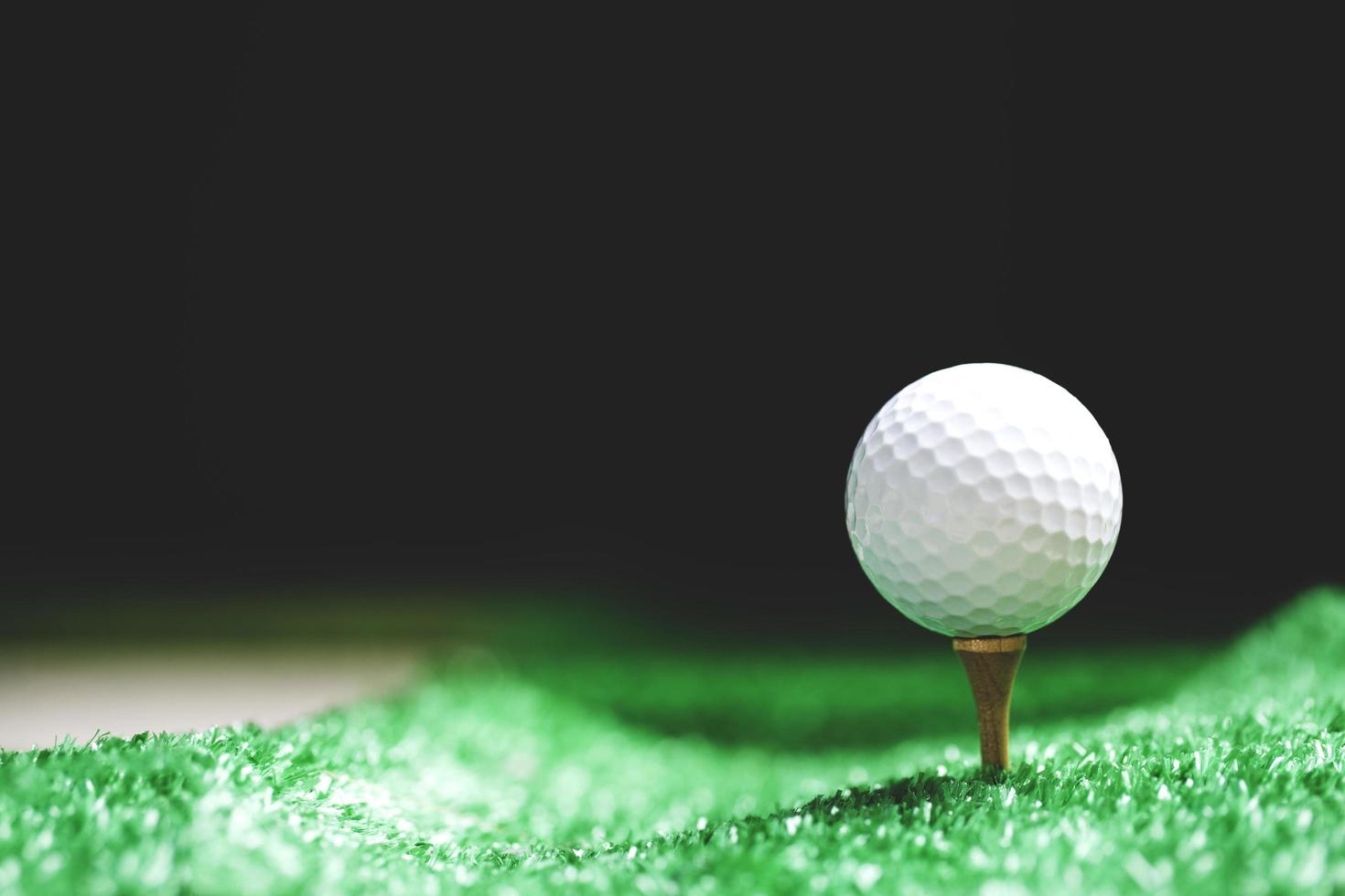 close-up van golfbal op tee 's nachts foto