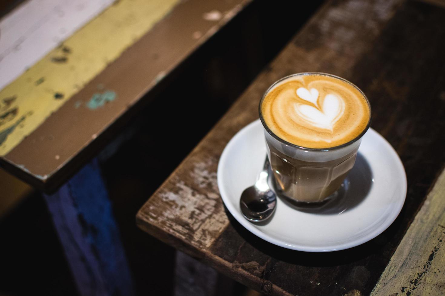 latte op rustieke tafel foto