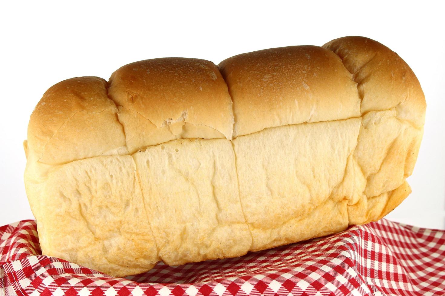 broodbrood op rode doek foto