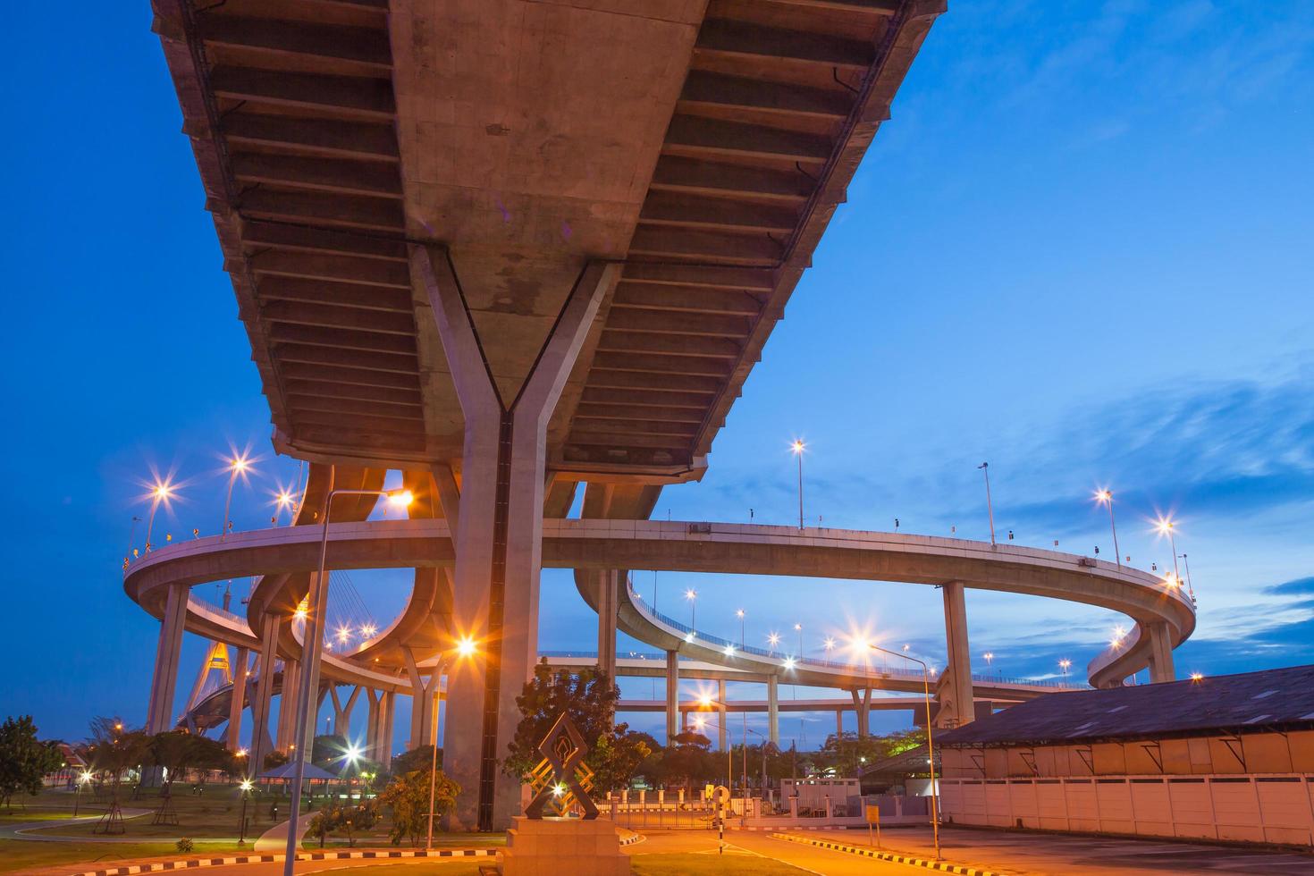 bhumibol-brug in bangkok 's nachts foto