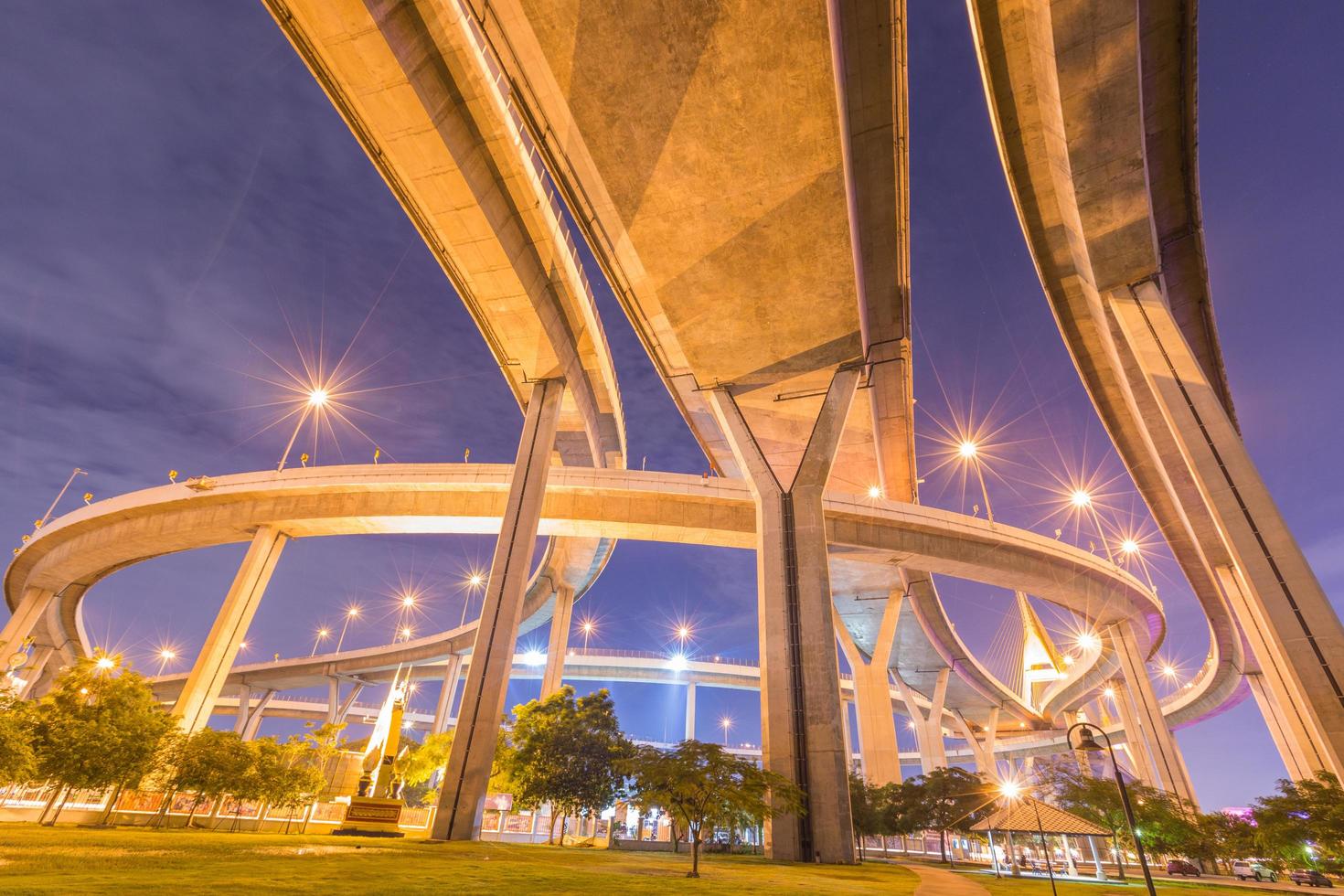 bhumibol-brug in bangkok 's nachts foto