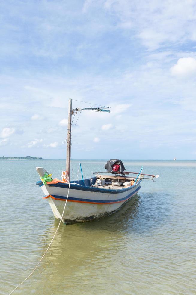 kleine vissersboot op het strand foto