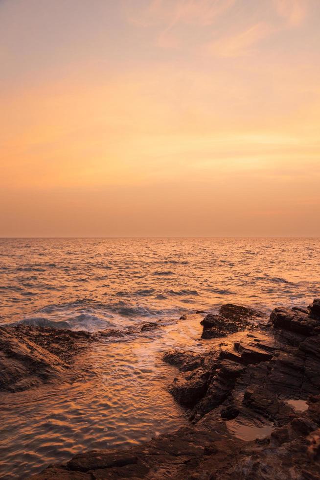 de zee bij zonsondergang foto