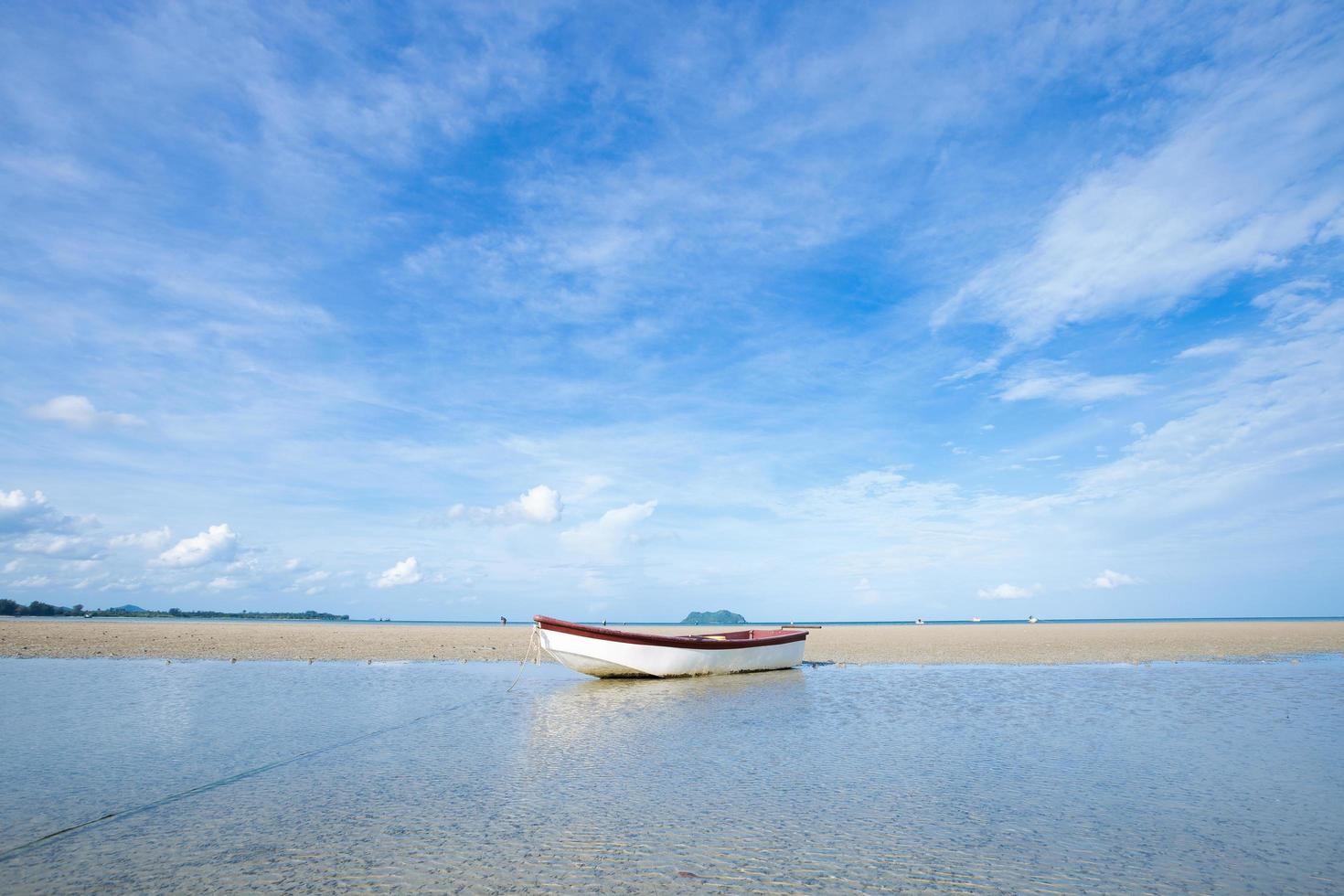 kleine boot op het strand foto