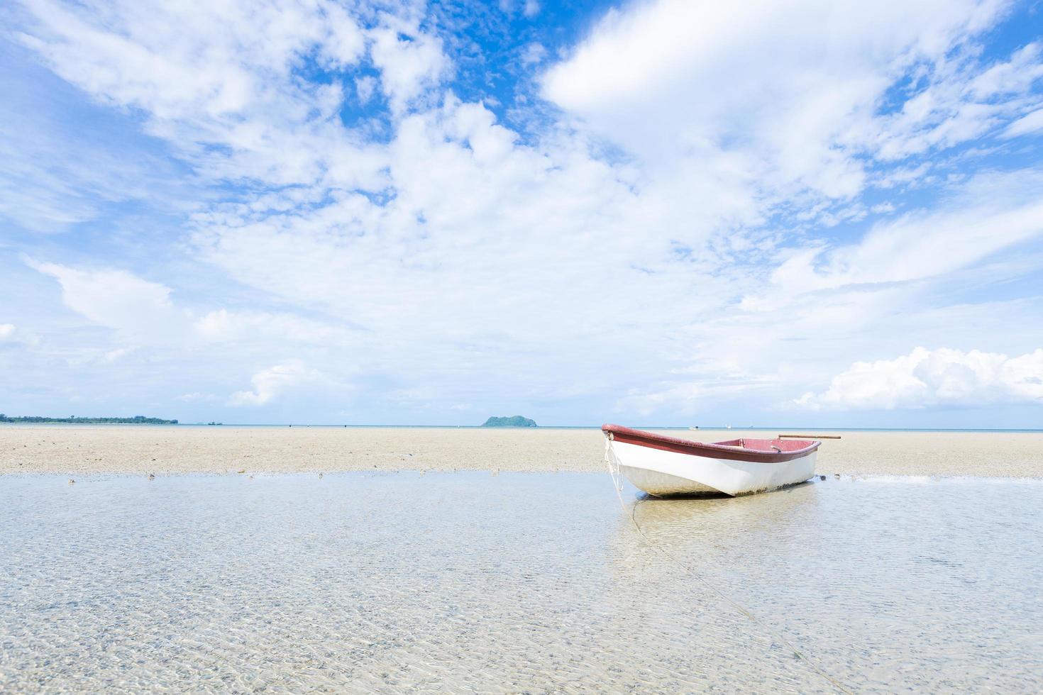 kleine boot op het strand foto