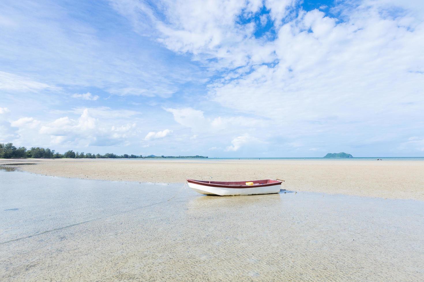 kleine boot op het strand foto