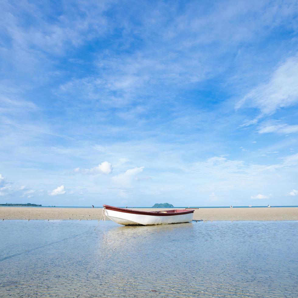 kleine boot op het strand foto