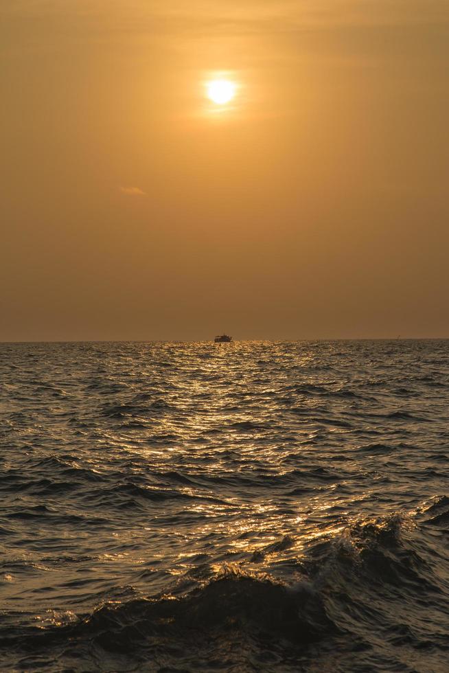 de zee bij zonsondergang foto