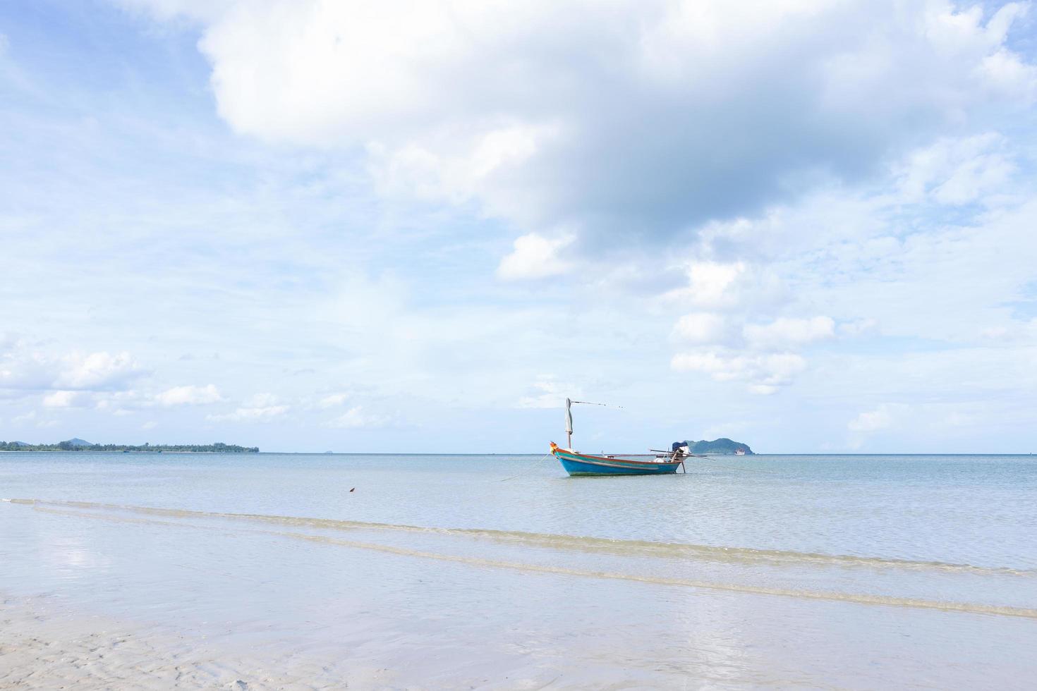 kleine vissersboot op het strand foto