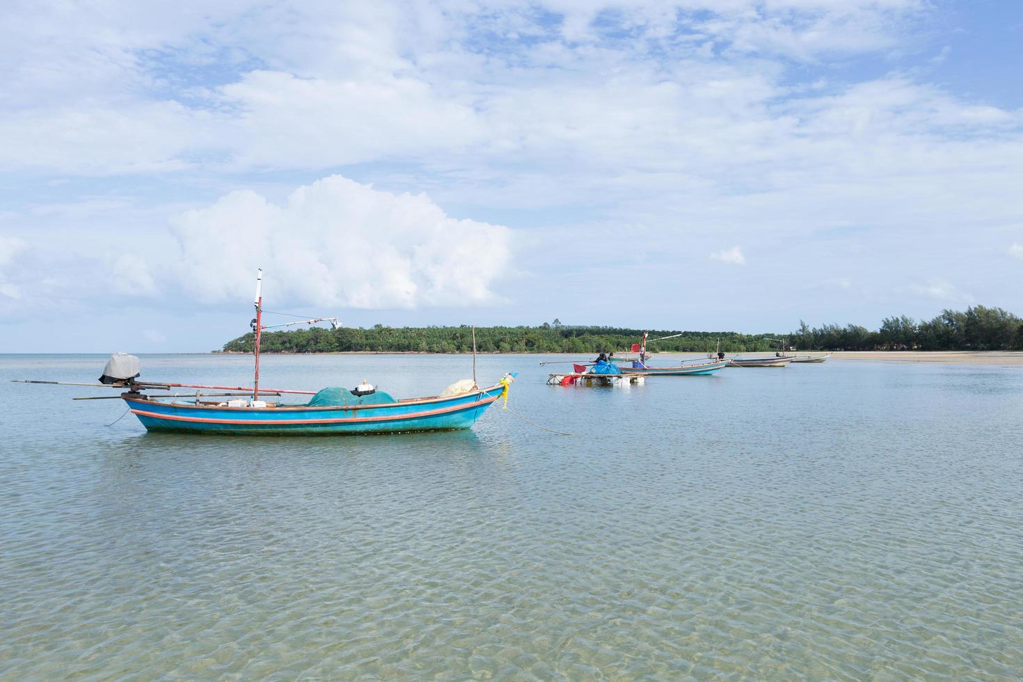 kleine vissersboot op het strand foto