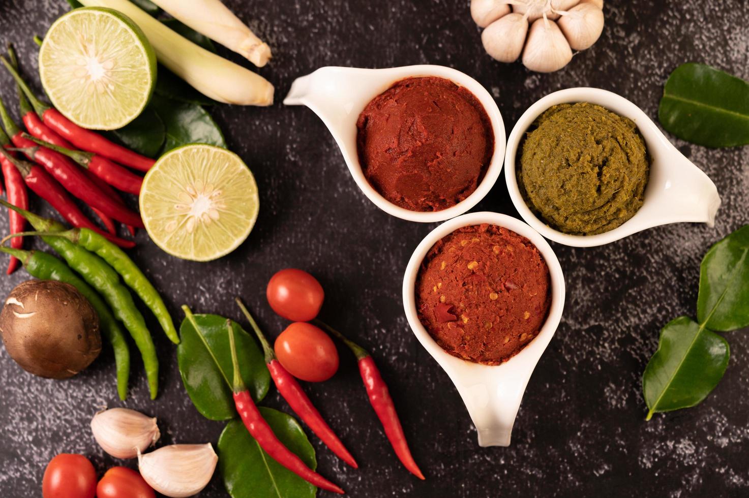 groene en rode currypasta gemaakt van chili foto