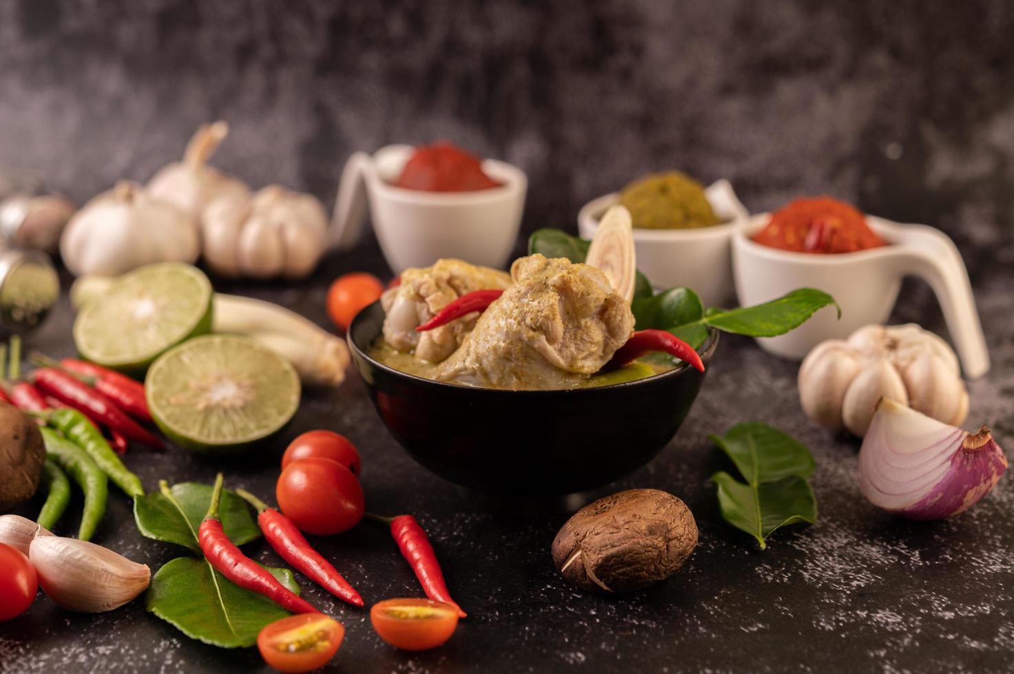 groene curry schotel met kip, chili en basilicum en tomaat en limoen foto