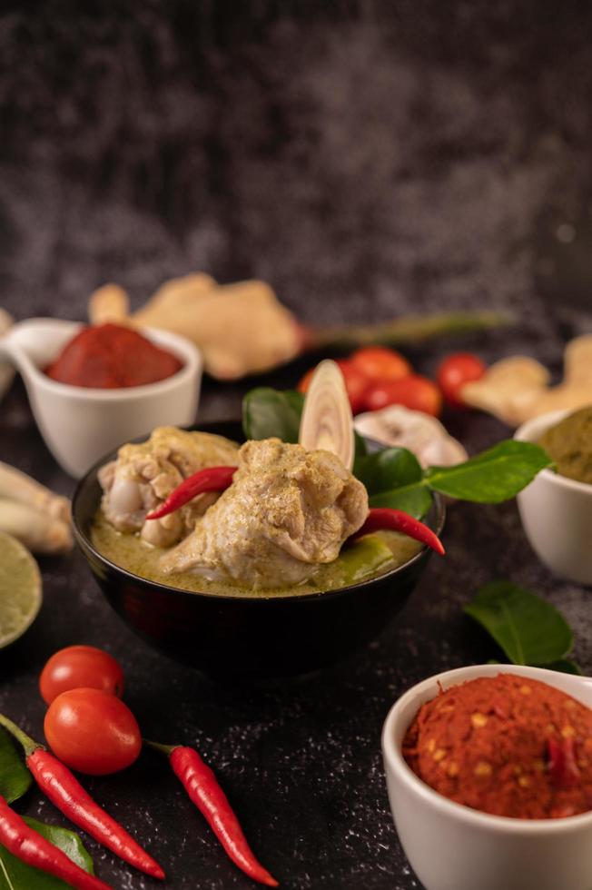 groene curry schotel met kip, chili en basilicum en tomaat en limoen foto